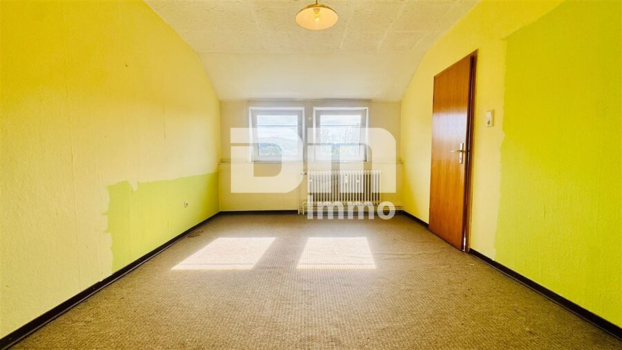 Solides Mehrfamilienhaus mit 4 Wohneinheiten auf großzügigem Grundstück + 2 Nebengebäude - WE4 DG rechts Schlafzimmer / Aktuell Leerstand